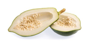 Beyaz arkaplanda izole edilmiş bir papaya dilimi