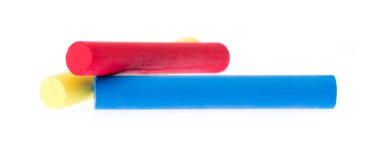 Beyaz arkaplanda izole edilmiş renkli tebeşir.