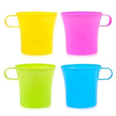 Beyaz arkaplanda izole edilmiş plastik bardak koleksiyonu