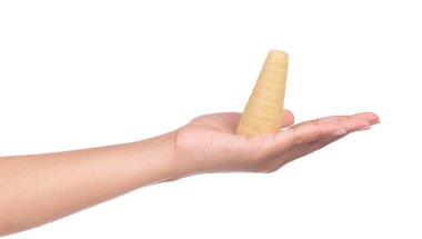 Beyaz arka planda izole edilmiş haşlanmış bambu filizleri.