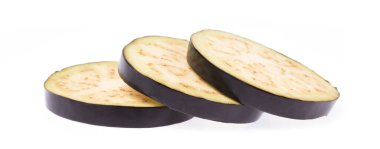 Beyaz arka planda izole edilmiş taze patlıcan kesimi