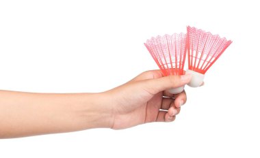 El ele tutuşan Kırmızı Plastik Badminton mekik horozu beyaz arka planda izole edildi