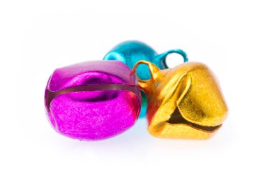 Beyaz arkaplanda izole edilmiş renkli küçük çan.