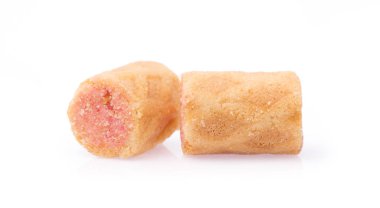 Beyaz arka planda izole edilmiş çilek kremalı abur cubur