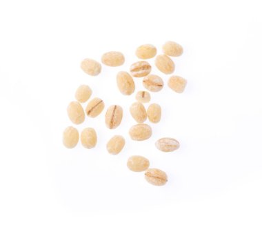 Arpa pirinci beyaz arka planda izole edilmiş