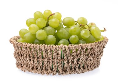 Beyaz arkaplanda yalıtılmış üzüm sepeti