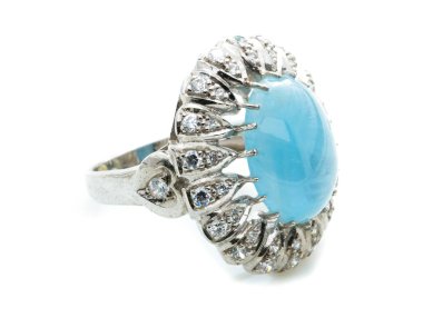 Beyaz arkaplanda safir yüzük