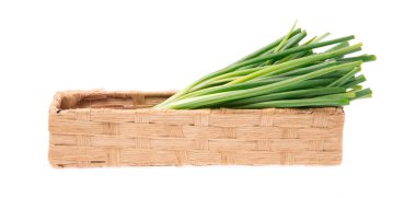 Beyaz zemin üzerinde izole edilmiş soğan bahar bambu sepeti