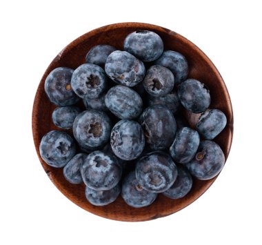 Beyaz arkaplanda izole edilmiş yabanmersini meyveleri tabağı