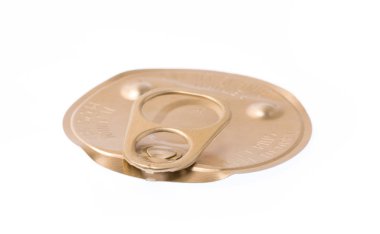 Beyaz zemin üzerinde izole edilmiş bir konserve kutusunun yakın çekim görüntüsü