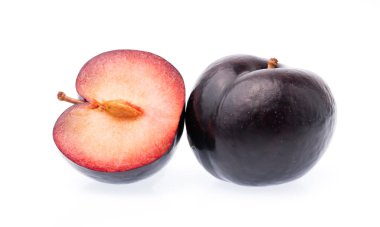 Beyaz arka plan üzerinde izole dilim Erik