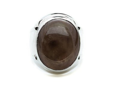 Beyaz arkaplanda güzel siyah Jasper yüzüğü