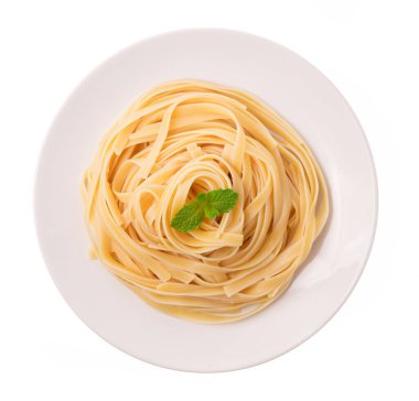 Spagetti tabağı beyaz grupta izole edilmiş.