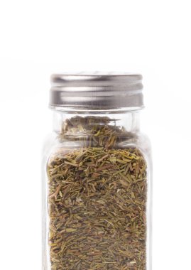 Beyaz arka planda izole edilmiş kekik çeşnisi şişesi.