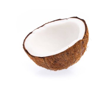 Eski kırık parçalar halinde ve beyaz arka plan üzerinde yığılmış organik hindistan cevizi meyve hindistancevizi brown