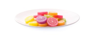 Beyaz arka planda izole edilmiş bir tabakta jöle tatlısı