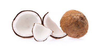 Eski kırık parçalar halinde ve beyaz arka plan üzerinde yığılmış organik hindistan cevizi meyve hindistancevizi brown