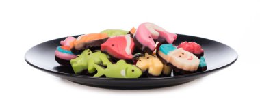 Bir tabak çikolatalı tatlı beyaz arka planda izole edilmiş.