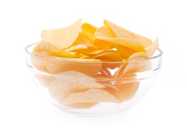 Beyaz arka planda izole edilmiş patates cipsi.