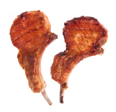 Beyaz arka planda ızgara domuz pirzolası.