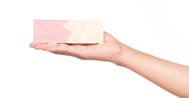 El ele tutuşan çikolata beyaz arka planda izole