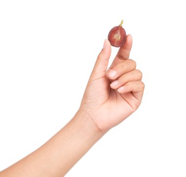 Beyaz arkaplandaki olgun üzümü tutan el.