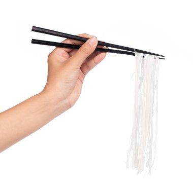 Beyaz arka planda izole edilmiş çubuklarla pirinç eriştesi.