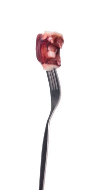 Beyaz arka planda izole edilmiş çatalla ahtapot dokunaçları yemek.