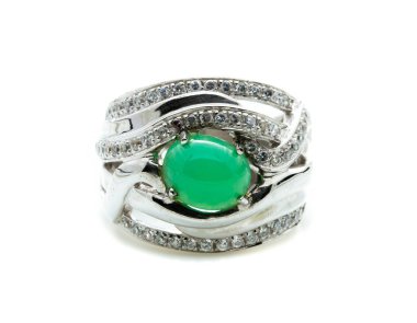 Beyaz arkaplanda yeşil zümrüt yüzük