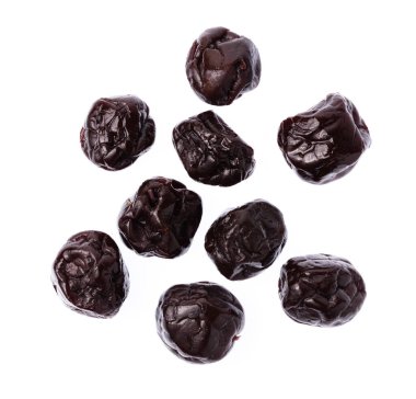 Kurumuş erikler, beyaz arka planda izole edilmiş meyveler.