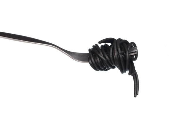 рулон черные спагетти на вилку изолированы на белом фоне
