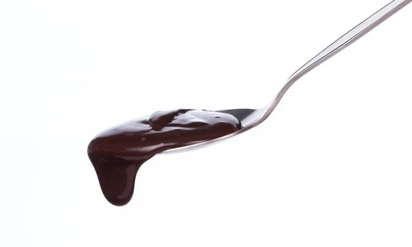 白い背景に分離されたスプーンから滴るチョコレート — ストック写真