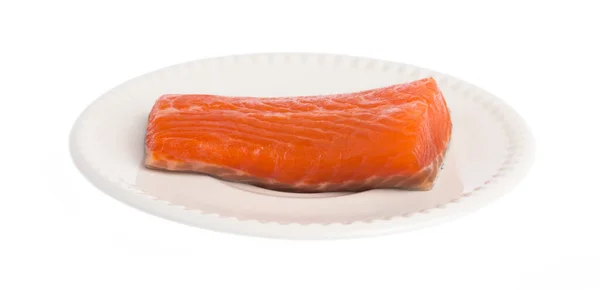 新鲜生鲑鱼红鱼牛排在白底隔离的菜盘上 — 图库照片