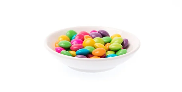 一碗色彩艳丽的巧克力包裹的糖果 白色背景隔离 — 图库照片