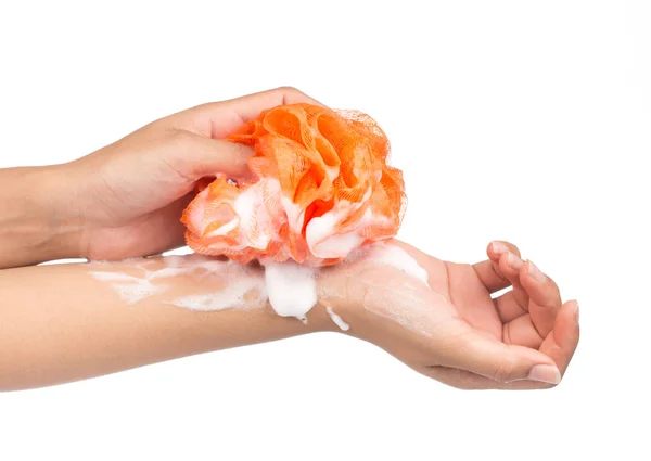 Mão Segurando Puff Banho Laranja Macio Esponja Isolada Fundo Branco — Fotografia de Stock