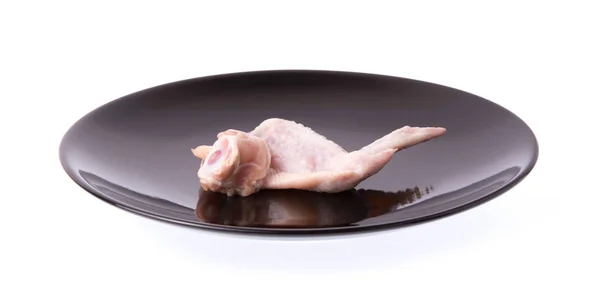 Rauwe Kippenvleugels Vlees Een Schotel Geïsoleerd Witte Achtergrond — Stockfoto