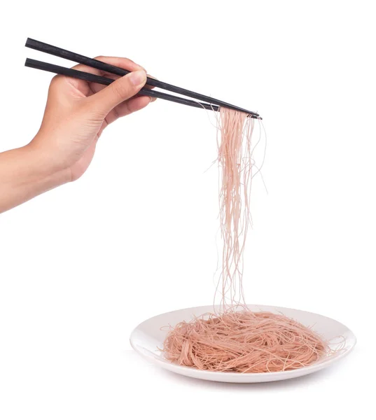 白地に孤立した皿の上に箸で細めの麺を手で握る — ストック写真