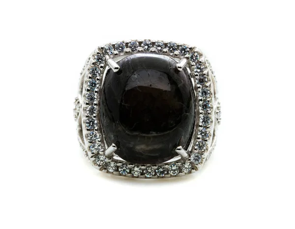 白色背景上漂亮的黑色碧玉戒指 — 图库照片