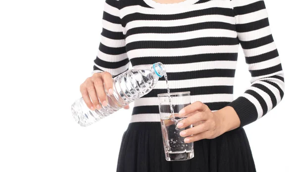 Une Fille Versant Eau Bouteille Dans Verre Isolé Sur Fond — Photo