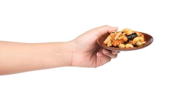 Ruční Držení Dřeva Talíř Občerstvení Rýžové Krekry Ořechy Sušené Ryby — Stock fotografie