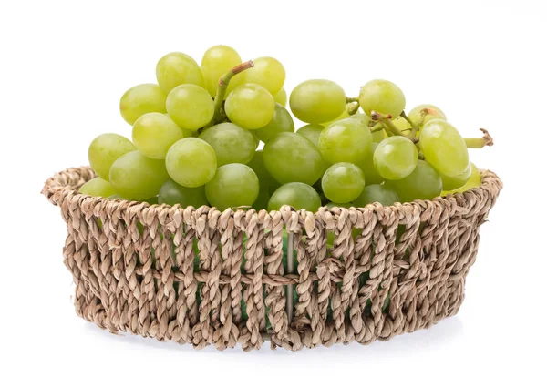 Beyaz arkaplanda yalıtılmış üzüm sepeti
