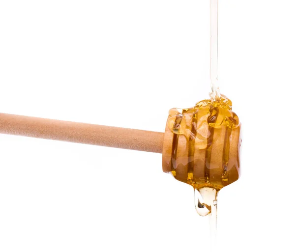 Μέλι Στάζει Από Μια Κουτάλα Ξύλινη Μέλι Που Απομονώνονται Λευκό — Φωτογραφία Αρχείου