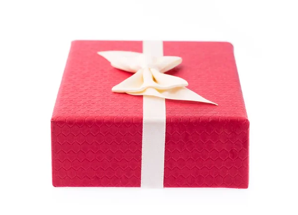 红色礼品盒 白色缎带 白色背景隔离 — 图库照片