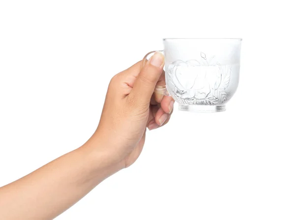 手拿着杯子 杯中的水与白色背景隔离 — 图库照片