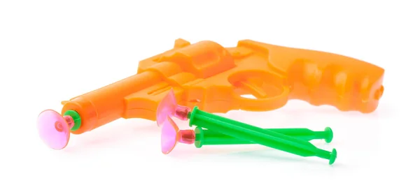 白い背景に隔離されたダーツとプラスチック製のおもちゃ銃 — ストック写真