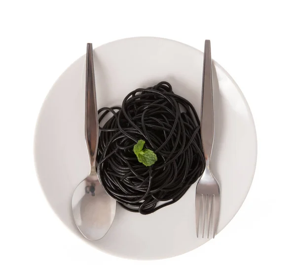 Roll Schwarze Spaghetti Pasta Auf Einem Teller Isoliert Auf Weißem — Stockfoto