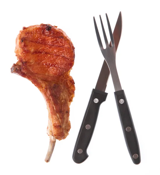 白を基調としたフォークとナイフで豚カルビを焼き — ストック写真