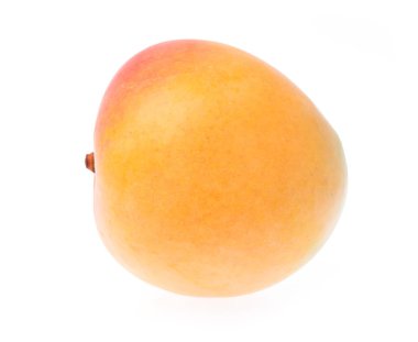 Beyaz arkaplanda yalıtılmış mango meyvesi.