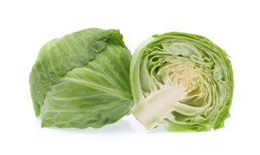 Beyaz arka plan üzerinde izole dilim yeşil lahana