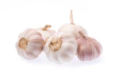 Beyaz arkaplanda sarımsak izole edilmiş.